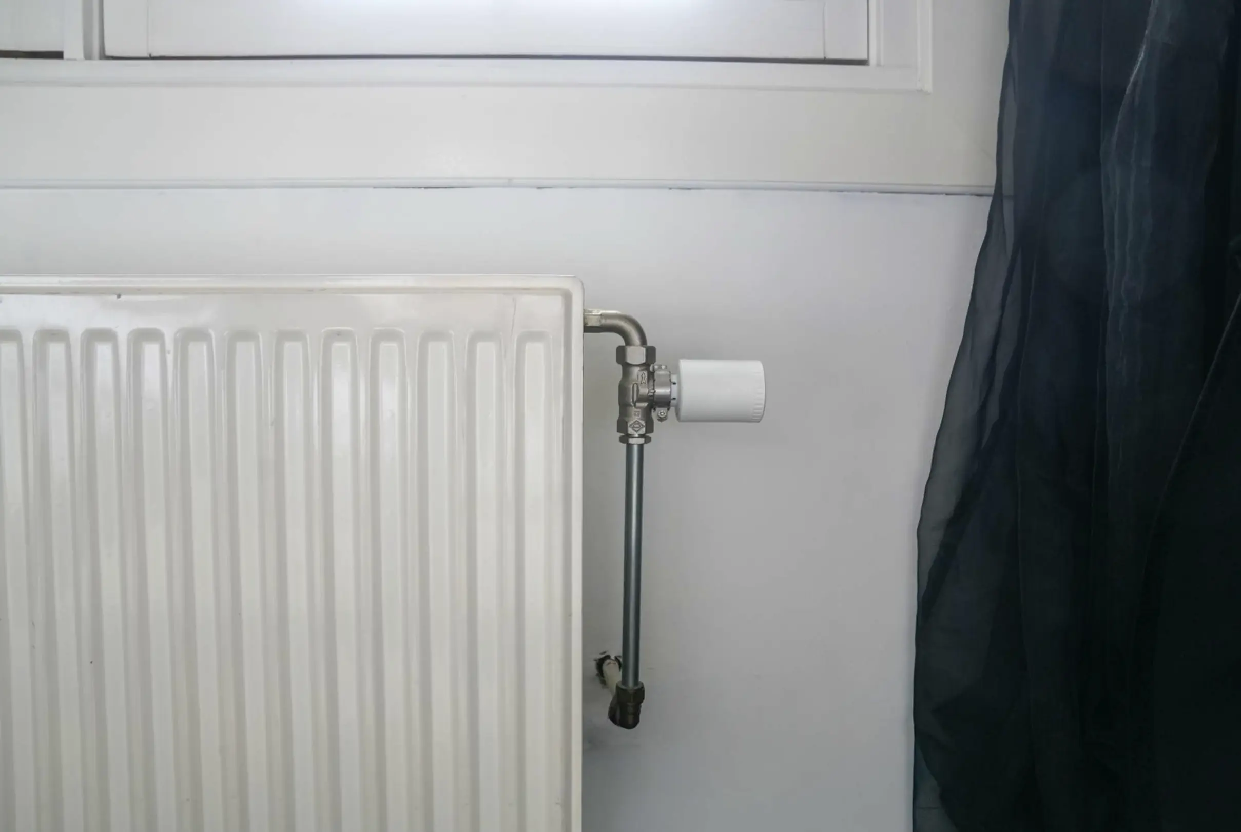 Holio slimme TRV geïnstalleerd op radiator in hotelkamer